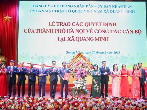 Bí thư Thành ủy Hà Nội trao các quyết định về công tác cán bộ tại xã Mê Linh và Quang Minh