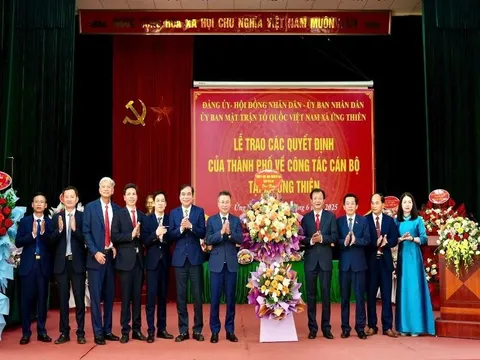Công bố các quyết định nhân sự xã Ứng Thiên