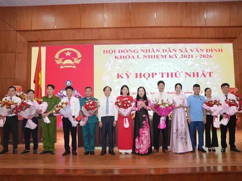 Kỳ họp thứ nhất HĐND xã Vân Đình công bố bộ máy nhân sự