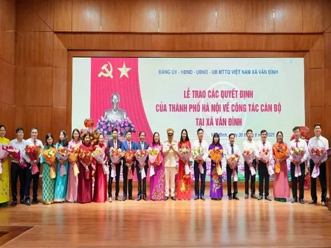 Công bố các quyết định công tác cán bộ xã Vân Đình
