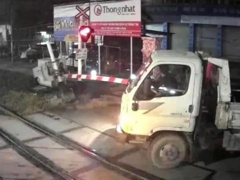 Hà Nội: Xử lý tài xế xe tải vượt đường ngang, đâm gãy barie