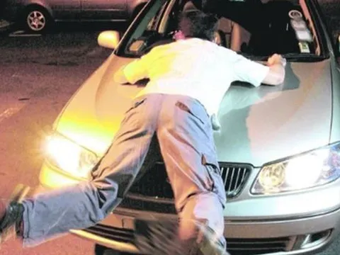 Bắt quả tang vợ ngoại tình, chồng bị húc văng lên nắp capo