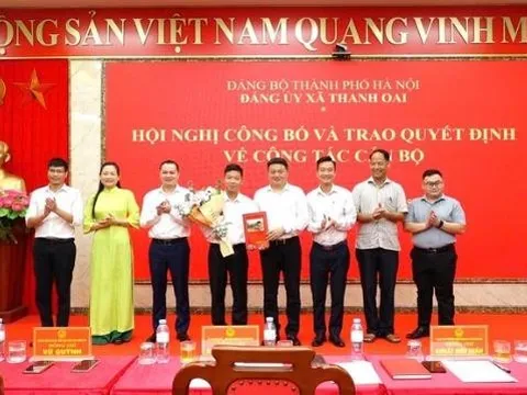 Đảng ủy xã Thanh Oai công bố và trao các quyết định về công tác cán bộ