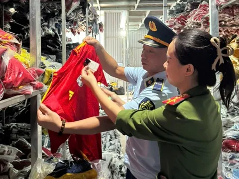 Chủ kho hàng hơn 35.000 bộ quần áo ở Bắc Từ Liêm bị khởi tố