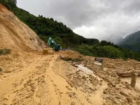 Bản tin 3/7: Đang đi bộ, người vợ chết lặng khi thấy chồng bị đất đá vùi lấp