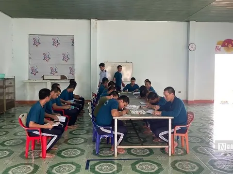 Từ con chữ đầu tiên đến hành trình làm lại cuộc đời