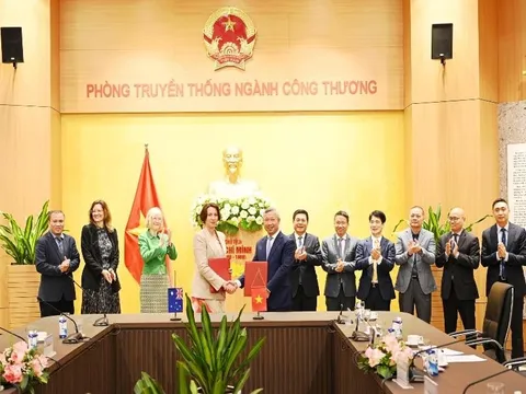 Bộ trưởng Bộ Công Thương Nguyễn Hồng Diên tiếp tân Đại sứ Úc tại Việt Nam