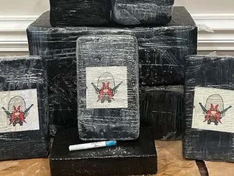 Đang dạo biển, người dân sốc nặng khi phát hiện thứ trị giá 13 tỷ đồng dạt vào bờ