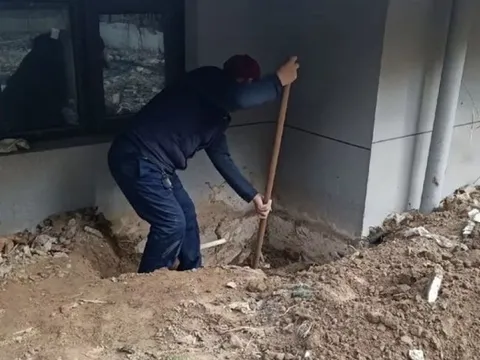 Người phụ nữ phát hiện ra thứ đáng sợ chôn dưới ngôi nhà mới mua