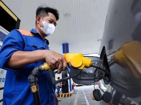 Giá xăng giảm hơn 1.000 đồng/lít