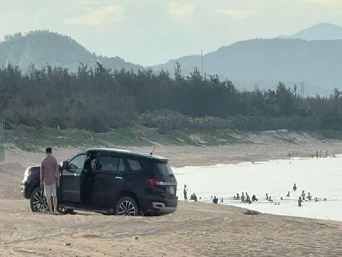 Người đàn ông bị trừ 2 điểm giấy phép lái xe vì lái xe ô tô xuống biển