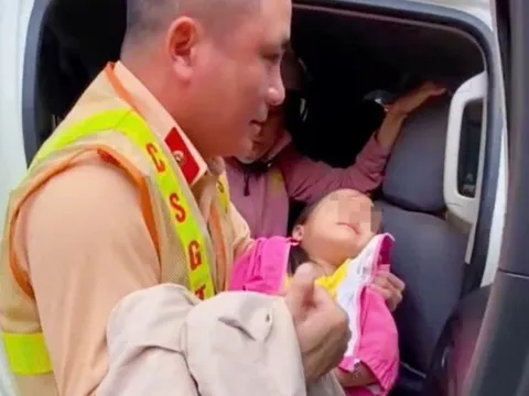 CSGT Hà Nội hỗ trợ gia đình đi du lịch bằng xe máy gặp tai nạn trong mưa