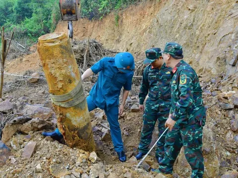Phát hiện quả bom nặng nửa tấn còn nguyên kíp nổ, cách nhà dân 50m