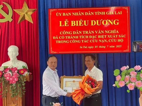 Trao tặng bằng khen cho anh Trần Văn Nghĩa về thành tích xuất sắc trong công tác cứu nạn, cứu hộ