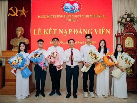 Hà Nội: Đảng bộ Trường THPT Nguyễn Thị Minh Khai kết nạp 6 đảng viên mới
