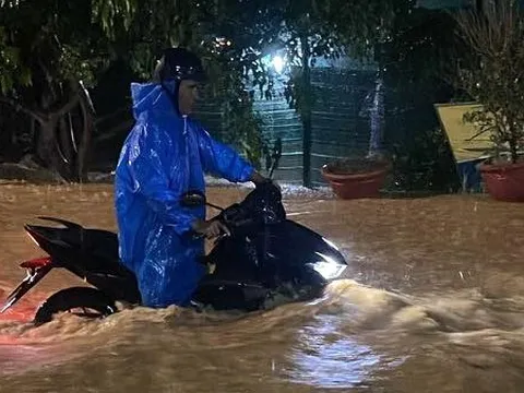 Mưa lớn kèm sấm chớp, nhiều tuyến đường Đà Nẵng thành sông, người dân lội nước về nhà