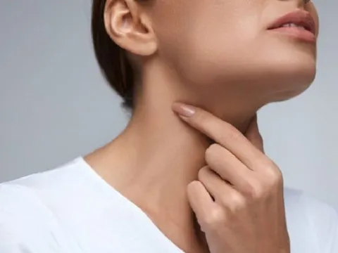 Nữ ca sĩ mất giọng, họng đau như dao cắt vì thứ đồ uống giới trẻ "mê tít"