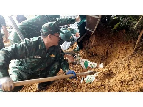 Bộ đội biên phòng nỗ lực giúp người dân khắc phục hậu quả sạt lở do mưa lớn