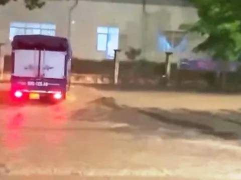 Đà Nẵng: Mưa lớn ngập nhiều nơi, cảnh báo lũ quét, sạt lở đất, sụt lún