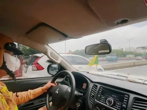 Hà Nội: Cảnh sát giao thông hỗ trợ đưa người đàn ông bị đột quỵ đi cấp cứu kịp thời