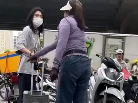 Xác minh vụ cô gái bị người phụ nữ bán trà đá đạp đổ vali khi đứng chờ xe