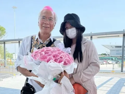 Nam diễn viên Lý Long Cơ bật khóc khi đón bạn gái kém 37 tuổi ra tù
