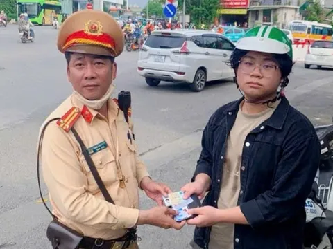 Nam sinh viên xúc động được cảnh sát giao thông Hà Nội trao trả ví đánh rơi