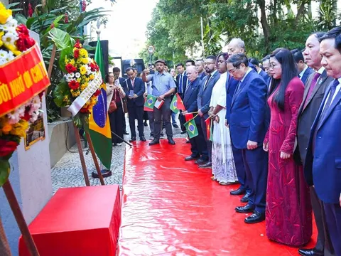 Thủ tướng Phạm Minh Chính dâng hoa tưởng niệm Chủ tịch Hồ Chí Minh tại Rio de Janeiro
