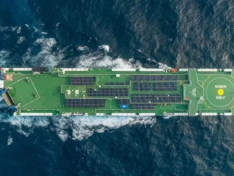 Cận cảnh tàu chở xe hơi chạy bằng năng lượng mặt trời lớn nhất thế giới