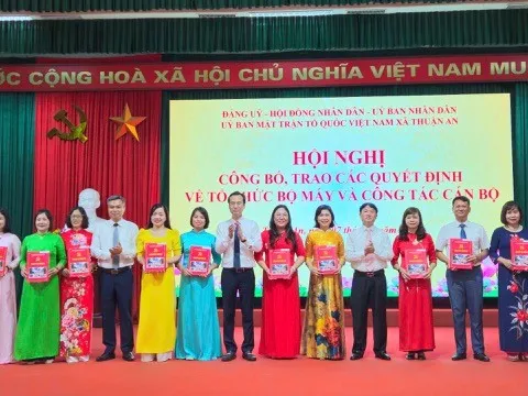 Xã Thuận An trao các quyết định tổ chức bộ máy và công tác cán bộ