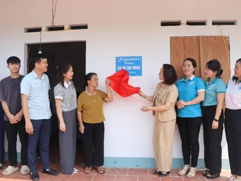 Hội LHPN Hà Nội: Bàn giao mái ấm tình thương cho hội viên phụ nữ có hoàn cảnh khó khăn xã Trung Giã