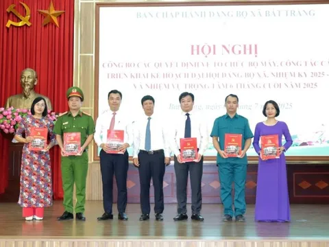 Xã Bát Tràng công bố các quyết định về tổ chức bộ máy và nhân sự