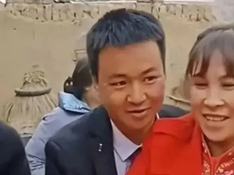 Chú rể 33 tuổi cưới cô dâu 46 tuổi, hành động trong đám cưới gây bất ngờ