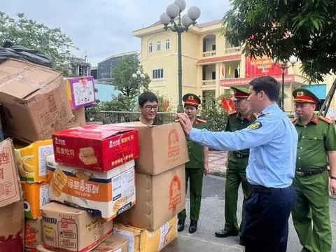 Hà Nội: Tiêu hủy 25 tấn bánh, kẹo, thực phẩm bẩn tại làng nghề La Phù