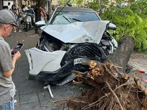 Ô tô lao như tên bắn tông loạt xe máy, 6 người bị thương