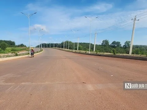 Tuyến đường hơn 21 tỷ đồng chưa bàn giao đã hư hỏng