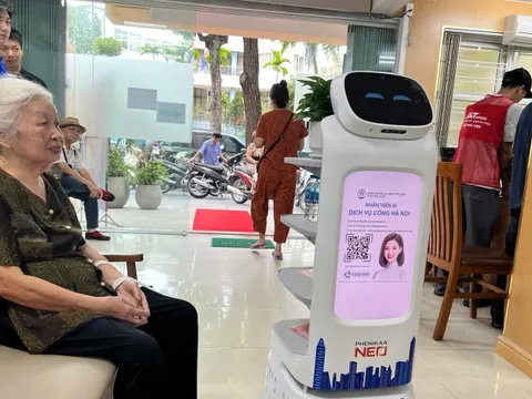 Phường đầu tiên của Hà Nội đưa robot AI vào phục vụ nhân dân