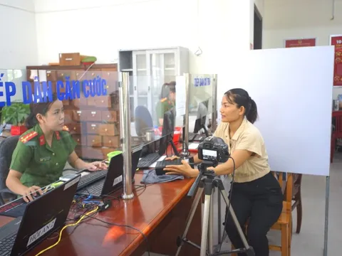 Lực lượng Công an tích cực hỗ trợ người dân thực hiện thủ tục hành chính sau sáp nhập