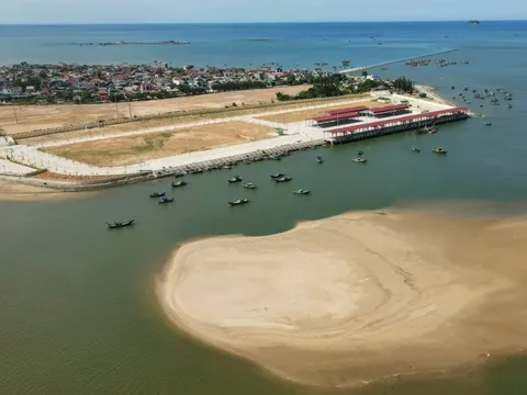Đầu tư cảng cá nhưng không nạo vét luồng lạch, tàu gặp khó khi vào bờ