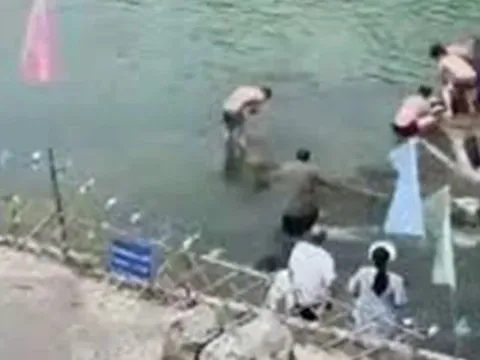 Người đàn ông nhảy xuống sông cứu cô gái đuối nước, cả 2 đều tử vong