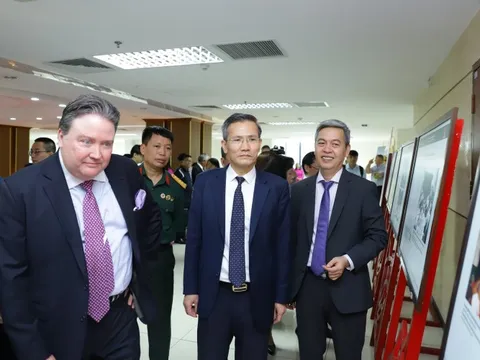 Trưng bày '30 năm quan hệ ngoại giao Việt Nam - Hoa Kỳ' và trao hồ sơ chứng tích chiến tranh