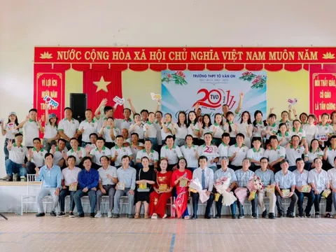20 năm ngày trở về đầy xúc động của cựu học sinh Trường THPT Tô Văn Ơn