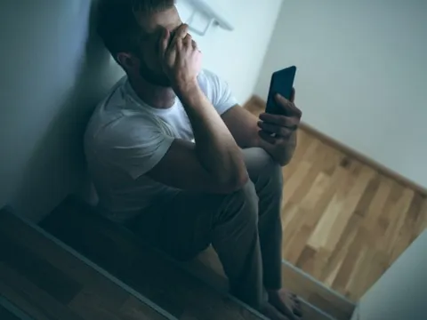 Đang lướt mạng, người đàn ông 30 tuổi bất ngờ phát hiện vợ mình có chồng mới