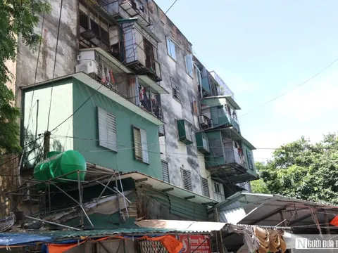 Cận cảnh “chuồng cọp” treo lơ lửng, bịt kín chung cư, nhà trọ