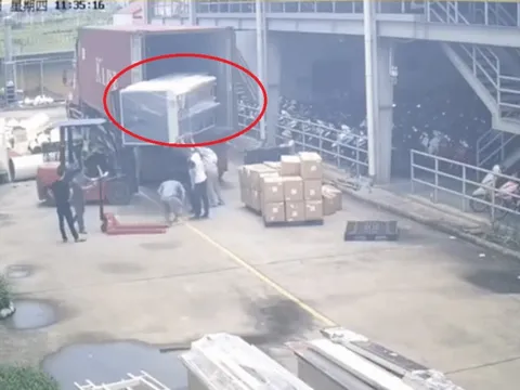 Kiện hàng từ trên xe container rơi xuống đè 2 người thương vong