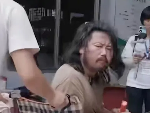 Người đàn ông bại liệt nhặt ve chai chi hàng tỷ đồng làm một việc khiến ai nấy nể phục