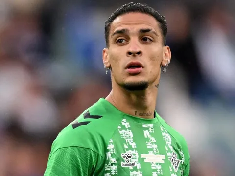 Como bất ngờ nhập cuộc đua giành Antony với Real Betis