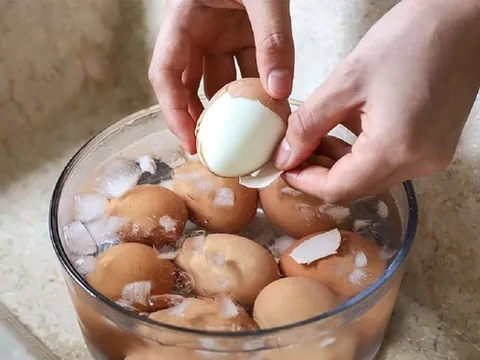 Luộc trứng nhớ cho thêm thứ này, vừa ngon lại tự róc vỏ "chuẩn" nhà hàng