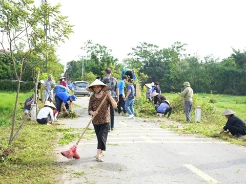 Phường Sơn Tây ra quân làm sạch môi trường, sáng xanh, sạch, văn minh