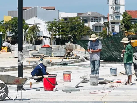 Công nhân mệt mài “chạy đua với mặt trời", để giữ bữa cơm gia đình